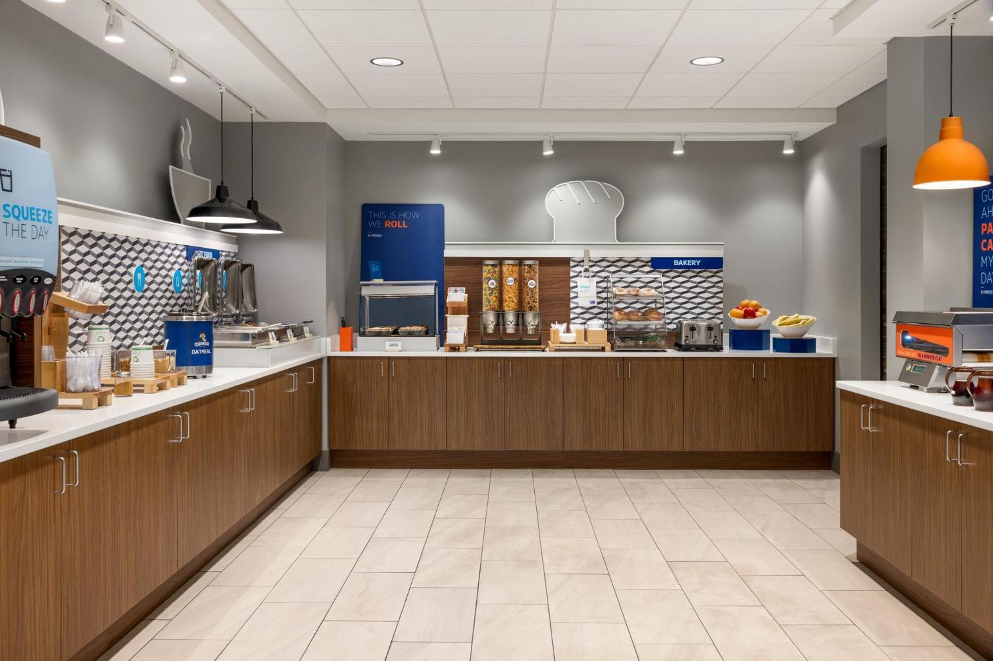 Hotel Holiday Express & By Ihg 2*
